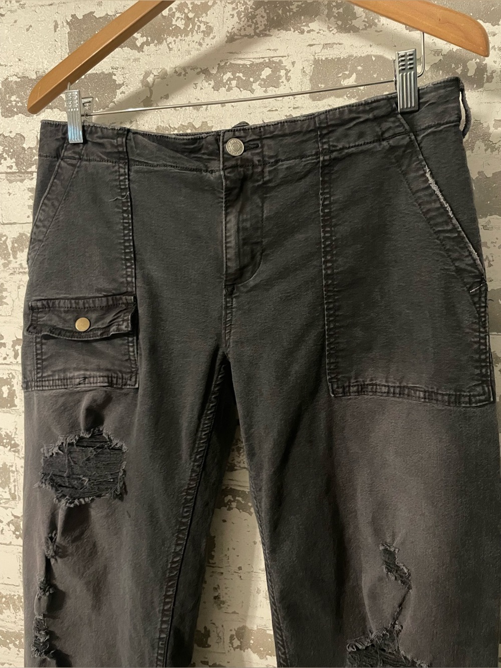 Pilcro Distressed Utility Cropped Wide Leg Jeans Black Size 27 Anthropologie - Picture 5 of 8